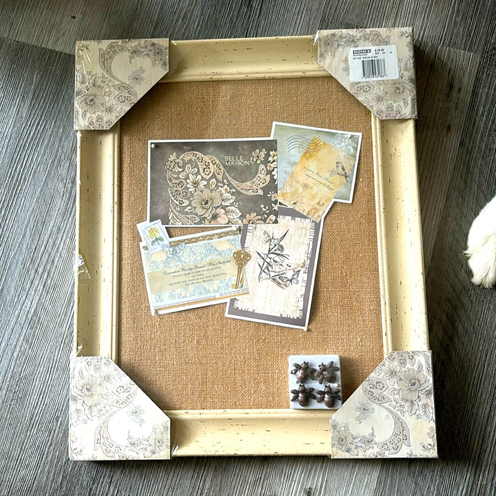Decorative burlap board for mementos